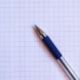 Foglio con penna per calcolo del margine di contribuzione